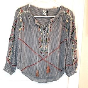 Akemi + Kin Anthropologie Embroidered Tunic Top Size 0 Petite